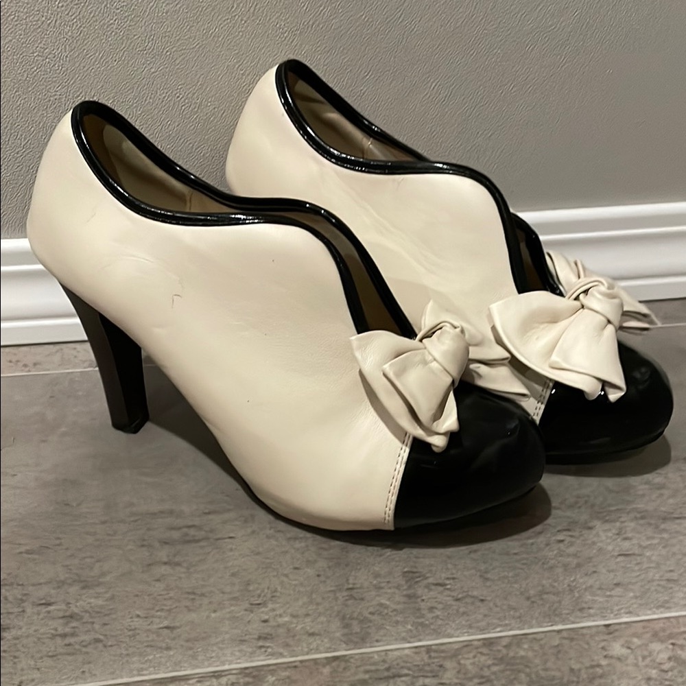 2/$10 Manxixi Classic Black and White Two-Tone Heels with Bow Detail